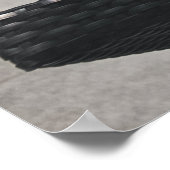 Vrouw over bruine chaistielounge poster (Hoek)