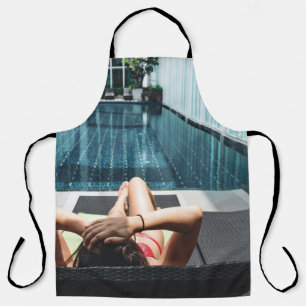 Vrouw over bruine chaistielounge schort