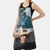 Vrouw over bruine chaistielounge schort (Insitu)