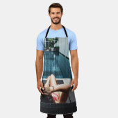 Vrouw over bruine chaistielounge schort (Gedragen)