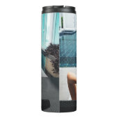 Vrouw over bruine chaistielounge thermosbeker (Achterkant)