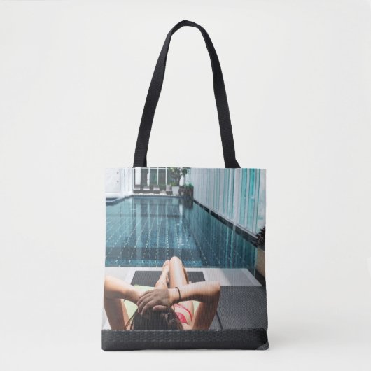 Vrouw over bruine chaistielounge tote bag (Voorkant)