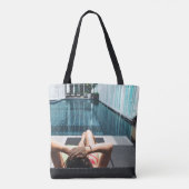 Vrouw over bruine chaistielounge tote bag (Achterkant)