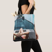 Vrouw over bruine chaistielounge tote bag (Dichtbij)