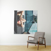 Vrouw over bruine chaistielounge wandkleed (In Situ (horizontaal))
