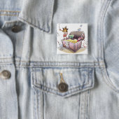 Vrouw piraat op een schatkist vierkante button 5,1 cm (In situ)