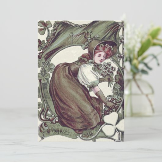 Vrouw plukken Shamrock Kaart (Staand voorkant)