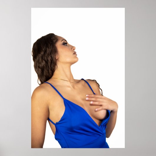 Vrouw poseert in blauwe jurk en straalt zelfvertro poster (Voorkant)