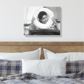 Vrouw Posing 3 Canvas Afdruk (Insitu (Slaapkamer))