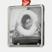 Vrouw Posing 3 Metalen Ornament (Links)