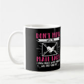 Vrouw Postal Worker slaat niet weg met de postdame Koffiemok (Links)