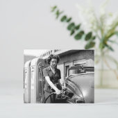 Vrouw Pumping Gas  Louisville Kentucky Briefkaart (Staand voorkant)