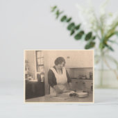 Vrouw rollend deeg in een  keuken briefkaart (Staand voorkant)