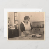 Vrouw rollend deeg in een  keuken briefkaart (Voorkant / Achterkant)