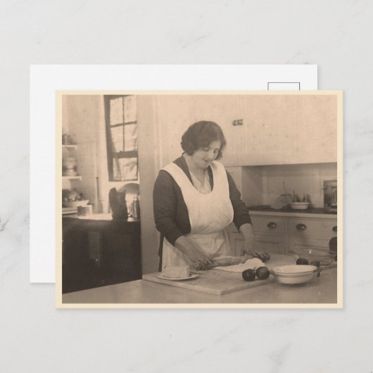 Vrouw rollend deeg in een  keuken briefkaart (Voorkant / Achterkant)