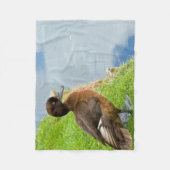 Vrouw roodachtig bruin tuften duiken in gras fleece deken (Voorkant)