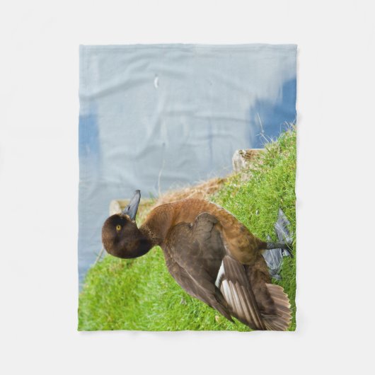 Vrouw roodachtig bruin tuften duiken in gras fleece deken (Voorkant)