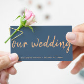 Vrouw roos goud moderne trouwwebsite typografie informatiekaartje