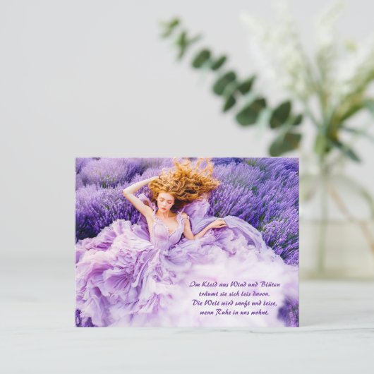 Vrouw Rust In Stromende Lavendeljurk Feestdagenkaart (Staand voorkant)