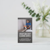 Vrouw schoonmaken slaapkamer | schoonmaakster visitekaartje (Staand voorkant)