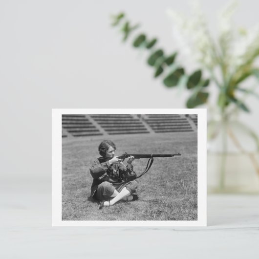 Vrouw Sharpschutter, jaren '20 Briefkaart (Staand voorkant)