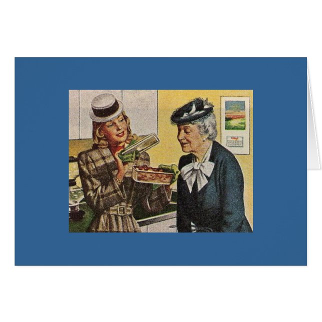  Vrouw Shows Casserole aan Ouder (Voorkant Horizontaal)