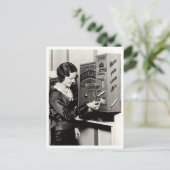 Vrouw Sigarettenautomaat Retro Geïnspireerd Briefkaart (Staand voorkant)
