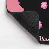 Vrouw silhouet, roze bloemen en tekst op zwart muismat (Hoek)