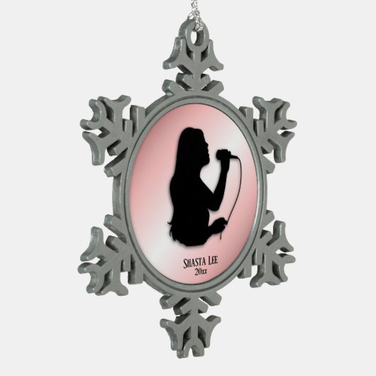 Vrouw Singer Roze Persoonlijke naam en datum Tin Sneeuwvlok Ornament (Links)