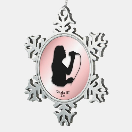 Vrouw Singer Roze Persoonlijke naam en datum Tin Sneeuwvlok Ornament (Rechts)