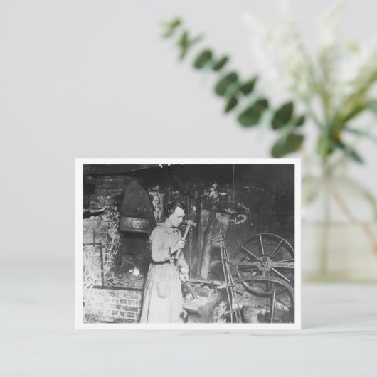 vrouw smid werken 1920 briefkaart (Staand voorkant)