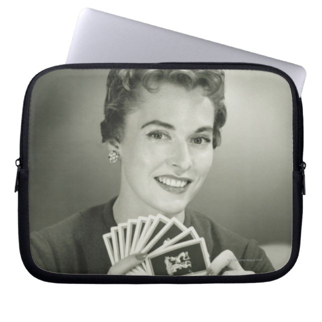 Vrouw speelt kaarten laptop sleeve (Voorkant)