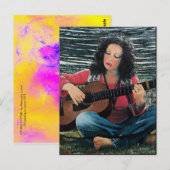 VROUW SPEELT MUZIEK MET AKOESTISCHE GITAAR BRIEFKAART (Voorkant / Achterkant)