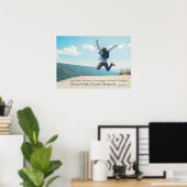 Vrouw springt boven het Chiropractische poster van (Thuiskantoor)