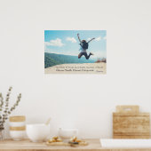 Vrouw springt boven het Chiropractische poster van (Keuken)