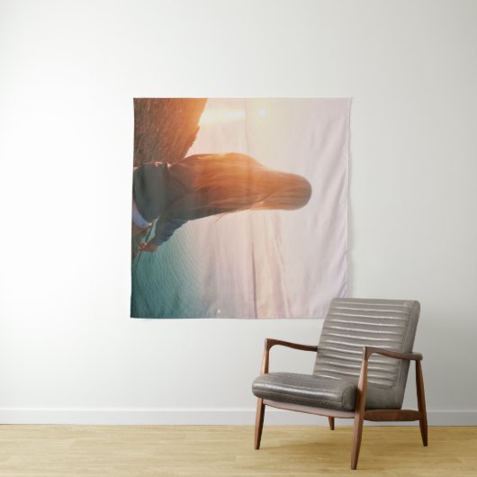 Vrouw staat in de buurt van het waterlichaam tijde wandkleed (In Situ (horizontaal))