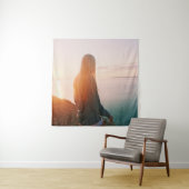 Vrouw staat in de buurt van het waterlichaam tijde wandkleed (In situ)