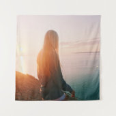 Vrouw staat in de buurt van het waterlichaam tijde wandkleed (Voorkant)