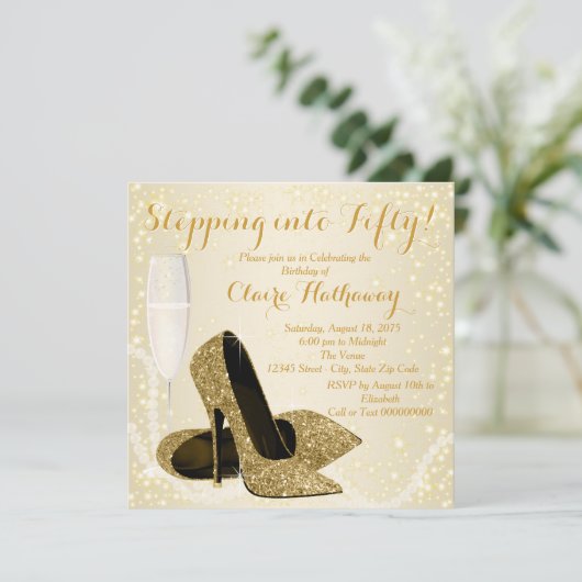 Vrouw stapt in het Vijftigjarig Verjaardagsfeest Kaart (Staand voorkant)