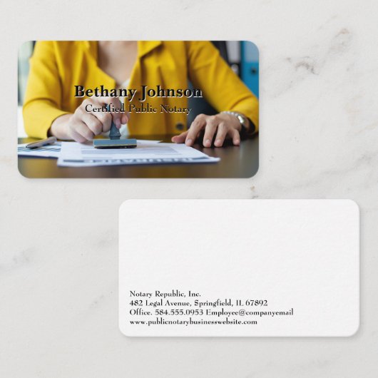 Vrouw stempelt documenten | Openbare notaris  Visitekaartje (Voorkant / Achterkant)