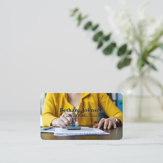 Vrouw stempelt documenten | Openbare notaris  Visitekaartje (Staand voorkant)