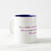 "Vrouw Sterkte & Waardigheid" Koffie/thee-Mok Tweekleurige Koffiemok (Voorkant links)