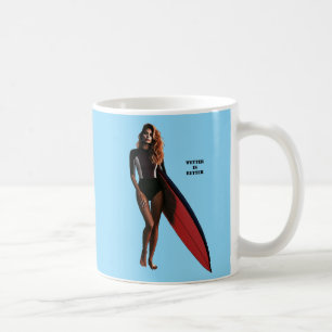 Vrouw Surfer op het strand met haar Surfboard URM Koffiemok