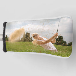 Vrouw swingend een Golfclub Putter Golfhoofd Hoesj Golfheadcover