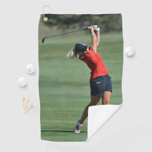 Vrouw swinging een Golfveld Golf Handdoeken (Insitu)