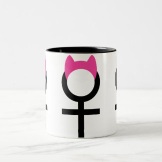 Vrouw Symbool met Pussyhat door Cafe Cha Cha Tweekleurige Koffiemok