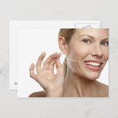 Vrouw tegen witte achtergrond tanden met flossing, briefkaart (Voorkant / Achterkant)