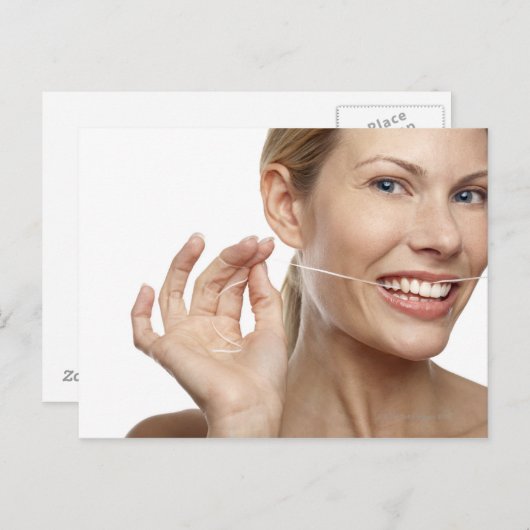 Vrouw tegen witte achtergrond tanden met flossing, briefkaart (Voorkant / Achterkant)