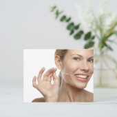 Vrouw tegen witte achtergrond tanden met flossing, briefkaart (Staand voorkant)
