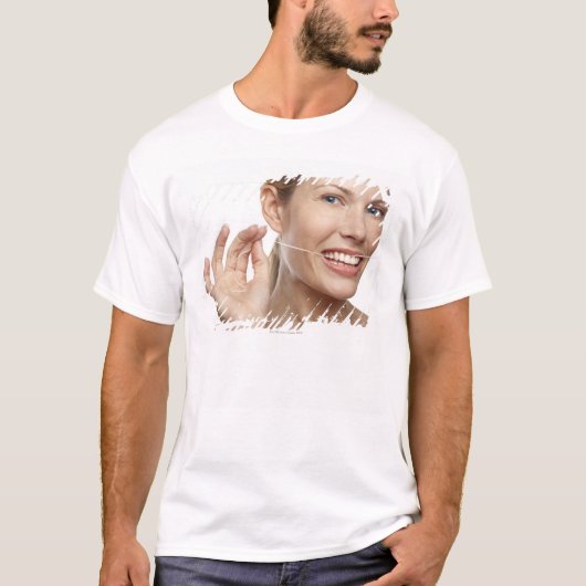 Vrouw tegen witte achtergrond tanden met flossing, t-shirt (Voorkant)